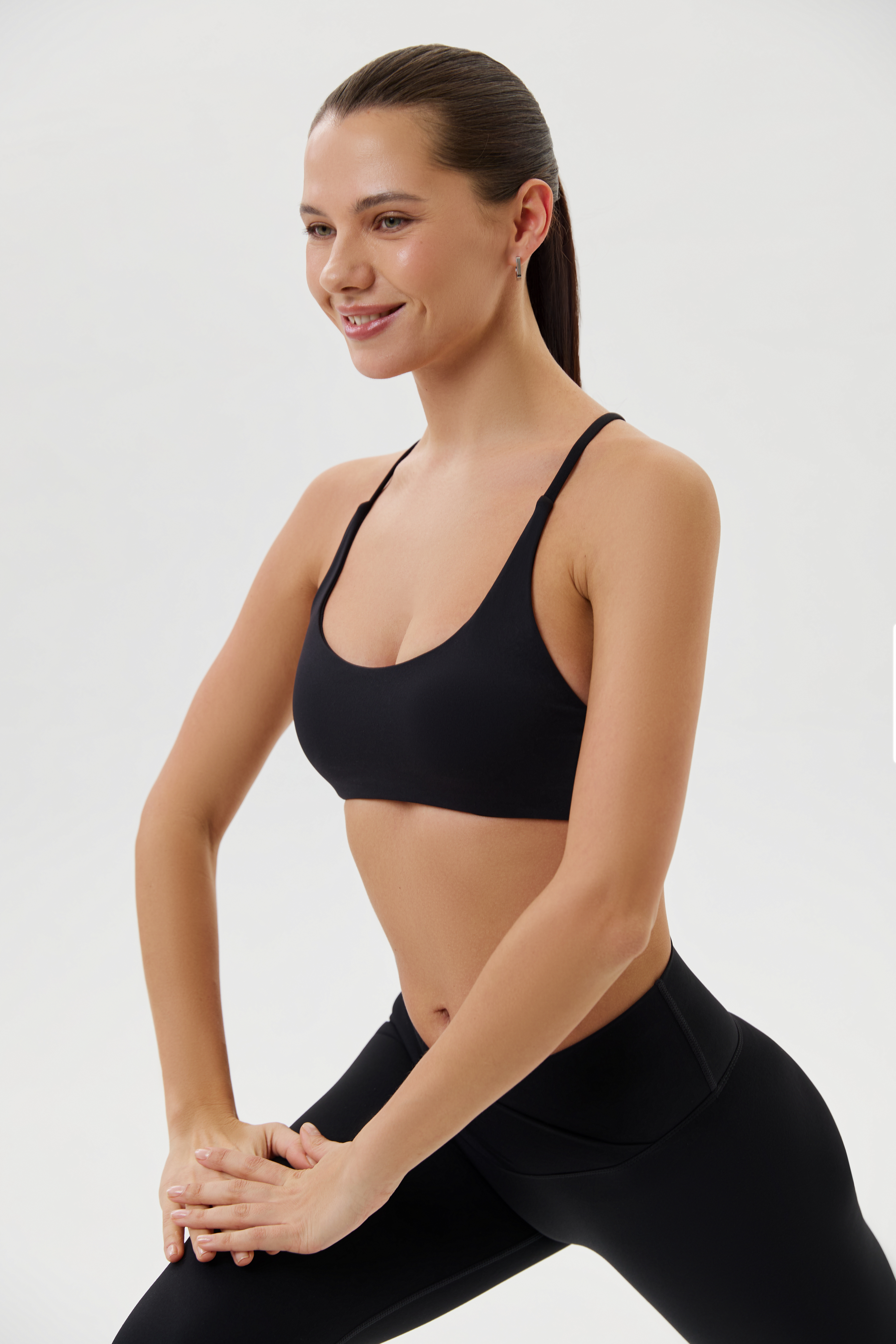 Топ спортивный на тонких бретельках (Черный, M)