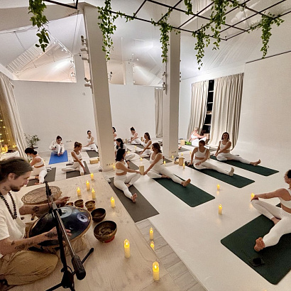  8 марта в Сочи состоялась волшебная практика «Музыка & Йога» — вечер, наполненный гармонией, светом и красотой! 